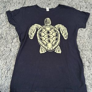 Women’s fitted graphic tee, size large